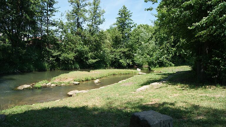 Der Lauerstrand in der Niederläurer Mühlstraße bietet schattige Plätzchen und vor allem das kühle Nass der Lauer.