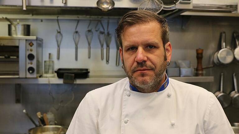 Stefan Pumm, Küchenchef und Inhaber des Hotel Schwarzkopf in seiner Küche in Frammersbach. Am Ostersonntag bietet er im Restaurant ein erweitertes Frühstück an. Stefan Pumm, Küchenchef und Inhaber des Hotel Schwarzkopf in seiner Küche in Frammersbach. Am Ostersonntag bietet er im Restaurant ein erweitertes Frühstück an.