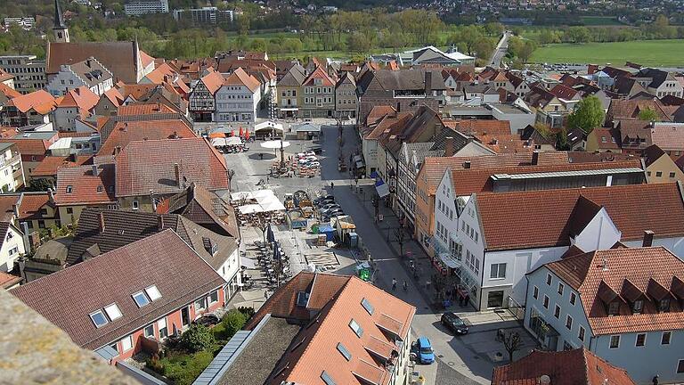 Bad Neustadt Marktplatz von der Stadtpfarrkirche herab       -  Bad Neustadt hat in den vergangenen viereinhalb Jahrzehnten erheblich von der Städtebauförderung profitiert.FOTO: Stefan Kritzer