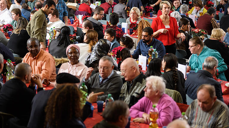 Um die 400 Gäste und Helfer feierten am Dienstag im Pfarrzentrum Heiligkreuz in der Zellerau in Würzburg mit der Gemeinschaft Sant'Egidio Weihnachten. Die Gemeinschaft lädt alljährlich am ersten Weihnachtsfeiertag alte, hilfsbedürftige, sozial schwache und geflüchtete Menschen zu einem großen Festmahl ein.