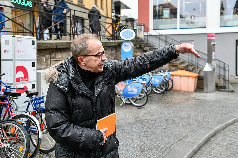 Am Taxistand in der Karmelitenstraße wünscht sich der Kandidat der Freien Wähler eine Fußgängerzone.