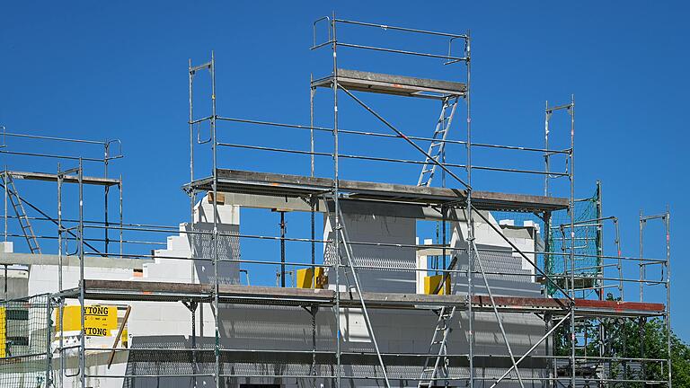 Beim Hausbau in Main-Spessart können Bauanträge ab Oktober auch auf digitalem Weg eingereicht werden (Symbolbild).&nbsp;