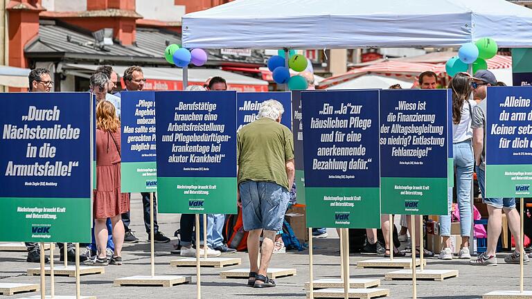 VdK-Protestaktion in Würzburg zum Pflegenotstand: Auf dem Würzburger Marktplatz und auf der alten Mainbrücke waren über 200 Schilder mit Botschaften zum Thema häusliche Pflege mit teils sehr emotionalisierende Botschaften zu sehen. Die Pflegekampagne soll auf die schwierige Situation im Bereich häuslicher Pflege aufmerksam machen.