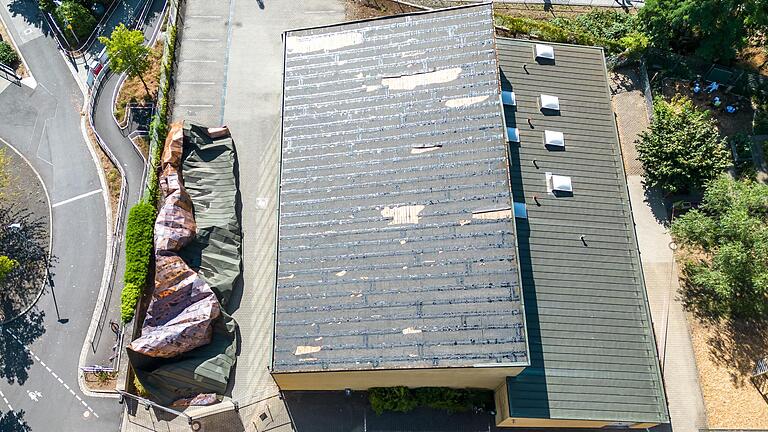 Blick von einer Drohne aus auf das Dach der Turnhalle der Friedrich-Rückert-Grundschule in der Schultesstraße in Schweinfurt. Links im Bild das Kupferdach, das beim schweren Gewitter am Abend des 25. Juli abhob.