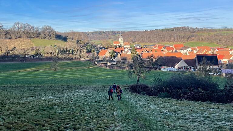 Blick auf Ebersbrunn, die Wanderer beim Aufstieg. Blick auf Ebersbrunn, die Wanderer beim Aufstieg.
