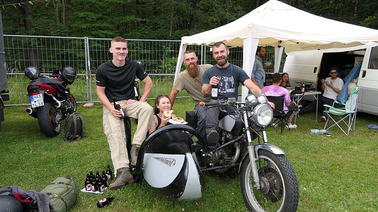 Camping geht auch anders: Die vier Freunde (von links Leon, Laura, Daniel und Walther kamen mit ihren Motorrädern nach Fatschenbrunn und übernachteten mit Isomatte und Schlafsack unter freiem Himmel. Camping geht auch anders: Die vier Freunde (von links Leon, Laura, Daniel und Walther kamen mit ihren Motorrädern nach Fatschenbrunn und übernachteten mit Isomatte und Schlafsack unter freiem Himmel.