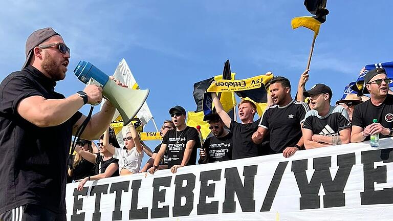 Fans oder Ultras&nbsp;– von allem ein bisschen. Das sagt Moritz Rottmann (links), der Vorsänger des stimmgewaltigen Ettlebener Anhangs.