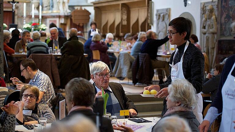 Sauerbraten mit Kartoffelklößen und für die Vegetarier Kohlrabi-Medaillons waren das Mittagessen zum Auftakt der Vesperkirche.