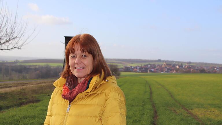 Ingrid Reifenscheid-Eckert an einem ihrer Lieblingsplätze, einer Anhöhe vor Willanzheim. Wandern und die Natur gehören zu ihren Leidenschaften. Ingrid Reifenscheid-Eckert an einem ihrer Lieblingsplätze, einer Anhöhe vor Willanzheim. Wandern und die Natur gehören zu ihren Leidenschaften. 