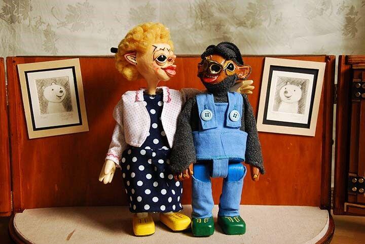 Die Hauptdarsteller im Puppentheater in Gerbrunn: Das Mädchen Rosalie und ein Mitglied der Bärenfamilie.