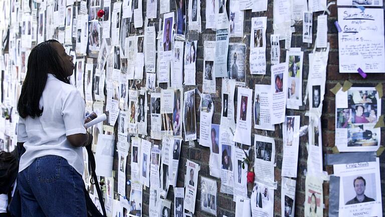 Terror vom 11. September: Justiz-Deal stößt auf Kritik - Etliche Menschen galten nach dem 11. September 2001 als vermisst. Aufgrund der riesigen Zerstörung wurden viele der Toten nie gefunden oder identifiziert. (Archivbild) Terror vom 11. September: Justiz-Deal stößt auf Kritik - Etliche Menschen galten nach dem 11. September 2001 als vermisst. Aufgrund der riesigen Zerstörung wurden viele der Toten nie gefunden oder identifiziert. (Archivbild)