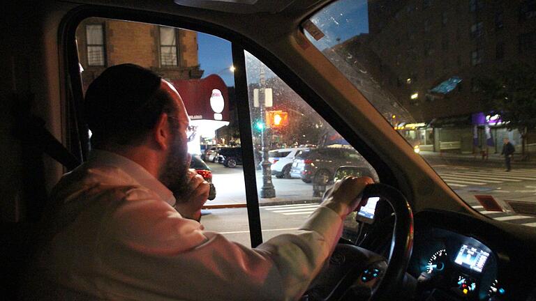 Der größte Eruv der Welt ist in Manhattan       -  Mit seinem schwarzen Kleinbus fährt Rabbi Moshe Tauber den symbolischen Zaun ab.