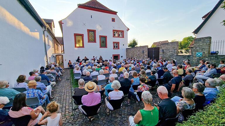 Vor der Rekordkulisse von 180 Gästen begeisterte beim sechsten Sommerkonzert der Gemeinde im Synagogenhof das seit 25 Jahren bestehende Ensemble 'Hot&Cool', das sich auf Tangos, Klezmer Musik und jiddische Lieder spezialisiert hat. Vor der Rekordkulisse von 180 Gästen begeisterte beim sechsten Sommerkonzert der Gemeinde im Synagogenhof das seit 25 Jahren bestehende Ensemble 'Hot&Cool', das sich auf Tangos, Klezmer Musik und jiddische Lieder spezialisiert hat.