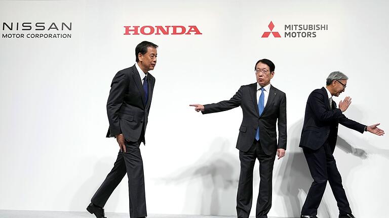 Gemeinsame Pressekonferenz von Honda und Nissan       -  Nissan und Honda führen Fusionsgespräche und wollen Mitsubishi Motors daran beteiligen.