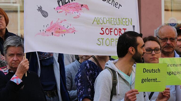 Für einen Stopp der Abschiebungen nach Afghanistan wird einmal im Monat auf dem Marktplatz Kitzingen demonstriert. FOTO: S. Sebelka Für einen Stopp der Abschiebungen nach Afghanistan wird einmal im Monat auf dem Marktplatz Kitzingen demonstriert. FOTO: S. Sebelka