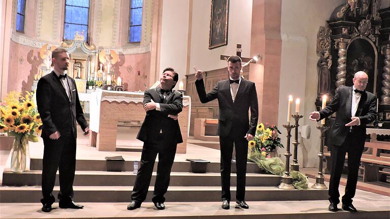 Großartige Sänger mit komödiantischem Talent: Das Vokalensemble Vivat konzertierte in der Pfarrkirche Neustadt. Von links: 1. Tenor Oleg Semenov, 2. Tenor Sergei Chaplinskii, Bass Profundo Egor Suslov sowie Dirigent und Bariton Viktor Stupnev.