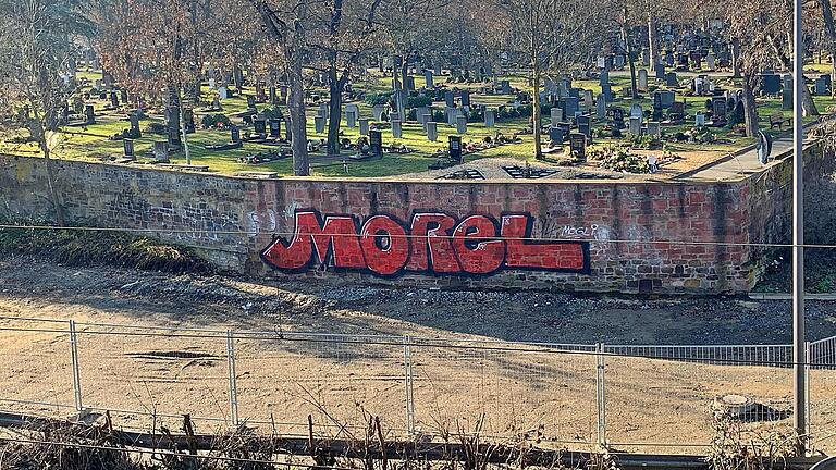 Blick auf die nordöstliche Ecke des Würzburger Hautfriedhofs: Links von dem großen Grafitti-Schritzug wird einen neuen Eingang geben.