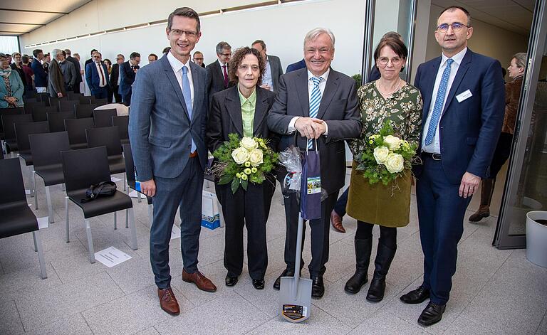 Gruppenbild mit Damen bei der Verabschiedung des Leopoldina-Geschäftsführers Adrian Schmuker in den Ruhestand: (v.l.) Oberbürgermeister Sebastian Remelé, Heidrun und Adrian Schmuker sowie Gerlinde und Jürgen Winter. Er ist der neue Geschäftsführer des Leopoldina Krankenhauses.