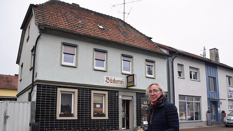 Ortsbildprägenden und erhaltenswerte Gebäude, wie hier die Bäckerei in Poppenhausen, kartiert die Kulturwissenschaftlerin Dr. Sabine Fechter für das neuartige 'Interkommunale Denkmalkonzept' der Allianz Oberes Werntal.