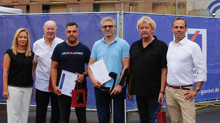 Prokuristin Heike Kulhavy und Geschäftsführer Jochen Göbel (rechts) mit den geehrten Mitarbeitern (ab Zweiter von links) Axel Berger, Tobias Bieber, Dieter Hehn und Horst Walter.