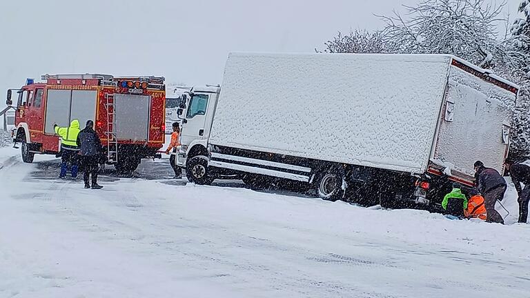 Bei Oberessfeld war ein Lkw von der Straße abgekommen. Die Feuerwehr Sulzdorf zog das Fahrzeug wieder zurück auf die Fahrbahn