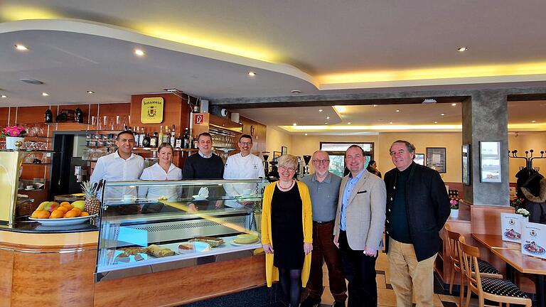 Aus der Eisdiele Endres wurde das Eiscafé Bassanese: Im Bild (von links) Leonardo Domingos und Fernanda Gubert (Mitarbeitende), Marco Tonin (Inhaber Bassanese Gruppe), Eismeister Paolo Gheno, die Vorbesitzer Gudrun und Robert Endres, Bürgermeister Christian Keller und Gabriele Tonin (Gründer der Bassanese Gruppe). Aus der Eisdiele Endres wurde das Eiscafé Bassanese: Im Bild (von links) Leonardo Domingos und Fernanda Gubert (Mitarbeitende), Marco Tonin (Inhaber Bassanese Gruppe), Eismeister Paolo Gheno, die Vorbesitzer Gudrun und Robert Endres, Bürgermeister Christian Keller und Gabriele Tonin (Gründer der Bassanese Gruppe).