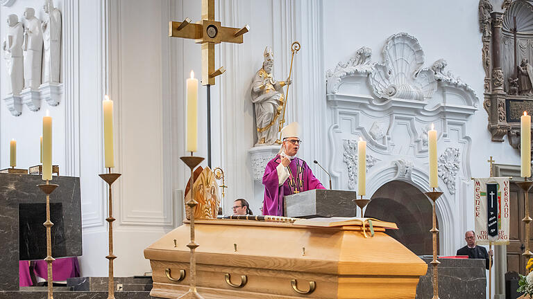 Unter großer Anteilnahme der Gläubigen ist am Samstag 12.10.24 der Leichnam von Weihbischof Helmut Bauer nach einem Requiem im Kiliansdom in der Krypta beigesetzt worden.