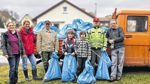 Alles eingetütet: Helfer der &bdquo;Franconia Freaks&ldquo; sammelten reichlich Müll an der Brend.