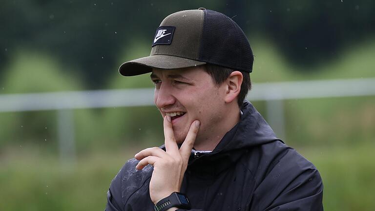 Die Schirmmütze ist sein Markenzeichen: Markus Köhler, Trainer des TSV Karlburg. Die Schirmmütze ist sein Markenzeichen: Markus Köhler, Trainer des TSV Karlburg.