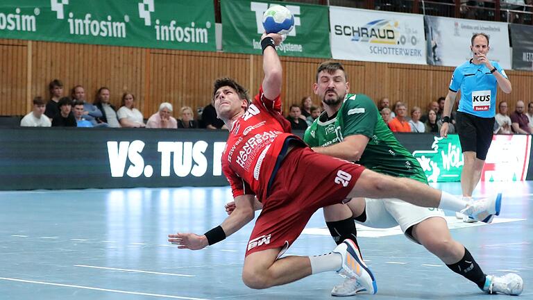 David Kovacic (rechts), Kreisläufer von Handball-Zweitligist DJK Rimpar Wölfe, sah nach einem Foul und der dritten Zeitstrafe gegen die SG BBM Bietigheim (links Paco Barte) in der tectake Arena in Würzburg die Rote Karte. Einer der Knackpunkte für die Niederlage. David Kovacic (rechts), Kreisläufer von Handball-Zweitligist DJK Rimpar Wölfe, sah nach einem Foul und der dritten Zeitstrafe gegen die SG BBM Bietigheim (links Paco Barte) in der tectake Arena in Würzburg die Rote Karte. Einer der Knackpunkte für die Niederlage.