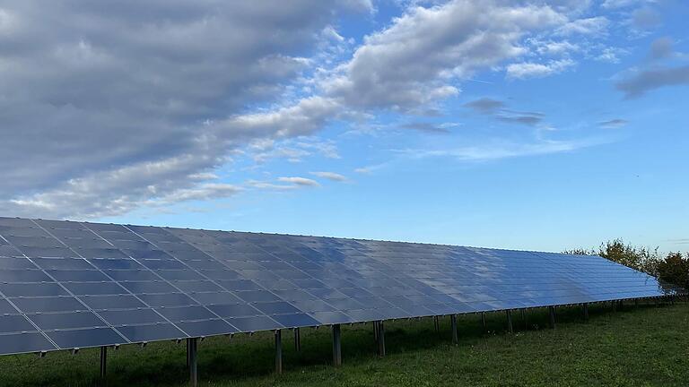 Im Landkreis Schweinfurt gibt es noch viel Potenzial für Freiflächen-Photovoltaikanlagen wie hier bei Schnackenwerth. Im Schweinfurter Oberland wollen die Kommunen nun die Dynamik selbst steuern und eigene Anlagen mit Bürgerbeteiligung installieren.