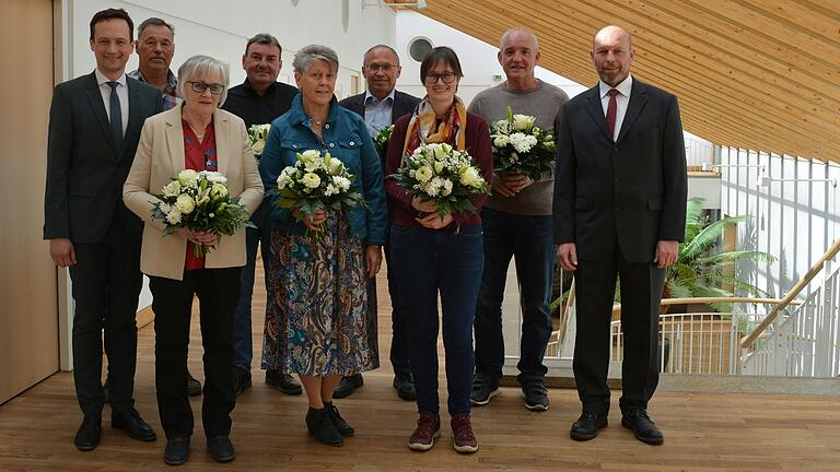 Eine Jubilarehrung und Verabschiedungen standen im Mittelpunkt einer Feierstunde im Landratsamt (von links):&nbsp; vordere Reihe: Landrat Florian Töpper, Gabriele Seuffert, Maria-Anna Haupt, Teresa Schmitt sowie Personalratsvorsitzender Hebert Memmel; hintere Reihe: Karl Kraus, Lorenz Reichert, Werner Holzapfel und Berthold Krebs.