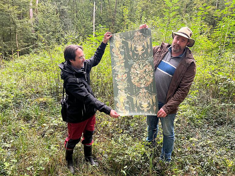 Kunstdruck und Realität: Die Tapete wurde nach Motiven aus dem Sailershäuser Wald gestaltet.