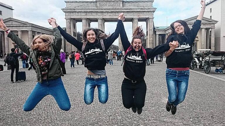 Zehntklässler besuchten die Hauptstadt - (mm) Eine abwechslungsreiche Woche durften die zehnten Klassen des Gymnasiums Gerolzhofen, einer Außenstelle des Franken-Landschulheims Schloss Gaibach, in Berlin verbringen. Begleitet wurden die Jugendlichen von den Lehrern Gabriele Stern, Stefanie Friedrich und Marco König. Der Busfahrer, ein gebürtiger Berliner, erzählte den Jugendlichen schon während der Anreise von der Stadt. Das Jüdische Museum, die Gedenkstätte Hohenschönhausen, der Fernsehturm, das Kabarett-Theater „Die Stachelschweine“ und vieles mehr wurden besucht. Bei der Führung im Bundesrat ließ die Referentin die Zehntklässler in einem Rollenspiels mal eben zu Landesministern aufsteigen und über ein neues Gesetz entscheiden. Die Schüler erhielten so einen guten Einblick. Beeindruckend war das Musical „The Wyld“ im Friedrichstadt-Palast. Trotz vieler Programmpunkte blieb Zeit, Berlin selbst zu entdecken, zum Beispiel bei einem Abend im Viertel Prenzlauer Berg. Aus dem Schlachtruf der Revolutionäre der 1848er-Revolution „Was wollt ihr?“ – „Große Kartoffeln!“ – „Wann wollt ihr sie?“ – „Jetzt!“, den die Zehntklässler beim Berlinbesuch gelernt hatten, wurde so ganz schnell: „Was wollen wir?“ – „Noch eine Woche!“ – „Wann wollen wir sie?“ – „Jetzt!“ Zehntklässler besuchten die Hauptstadt - (mm) Eine abwechslungsreiche Woche durften die zehnten Klassen des Gymnasiums Gerolzhofen, einer Außenstelle des Franken-Landschulheims Schloss Gaibach, in Berlin verbringen. Begleitet wurden die Jugendlichen von den Lehrern Gabriele Stern, Stefanie Friedrich und Marco König. Der Busfahrer, ein gebürtiger Berliner, erzählte den Jugendlichen schon während der Anreise von der Stadt. Das Jüdische Museum, die Gedenkstätte Hohenschönhausen, der Fernsehturm, das Kabarett-Theater „Die Stachelschweine“ und vieles mehr wurden besucht. Bei der Führung im Bundesrat ließ die Referentin die Zehntklässler in einem Rollenspiels mal eben zu Landesministern aufsteigen und über ein neues Gesetz entscheiden. Die Schüler erhielten so einen guten Einblick. Beeindruckend war das Musical „The Wyld“ im Friedrichstadt-Palast. Trotz vieler Programmpunkte blieb Zeit, Berlin selbst zu entdecken, zum Beispiel bei einem Abend im Viertel Prenzlauer Berg. Aus dem Schlachtruf der Revolutionäre der 1848er-Revolution „Was wollt ihr?“ – „Große Kartoffeln!“ – „Wann wollt ihr sie?“ – „Jetzt!“, den die Zehntklässler beim Berlinbesuch gelernt hatten, wurde so ganz schnell: „Was wollen wir?“ – „Noch eine Woche!“ – „Wann wollen wir sie?“ – „Jetzt!“