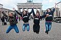 Zehntklässler besuchten die Hauptstadt       -  (mm)   Eine abwechslungsreiche Woche durften die zehnten Klassen des Gymnasiums Gerolzhofen, einer Außenstelle des Franken-Landschulheims Schloss Gaibach, in Berlin verbringen. Begleitet wurden die Jugendlichen von den Lehrern Gabriele Stern, Stefanie Friedrich und Marco König. Der Busfahrer, ein gebürtiger Berliner, erzählte den Jugendlichen schon während der Anreise von der Stadt. Das Jüdische Museum, die Gedenkstätte Hohenschönhausen, der Fernsehturm, das Kabarett-Theater &bdquo;Die Stachelschweine&ldquo; und vieles mehr wurden besucht. Bei der Führung im Bundesrat ließ die Referentin die Zehntklässler in einem Rollenspiels mal eben zu Landesministern aufsteigen und über ein neues Gesetz entscheiden. Die Schüler erhielten so einen guten Einblick. Beeindruckend war das Musical &bdquo;The Wyld&ldquo; im Friedrichstadt-Palast. Trotz vieler Programmpunkte blieb Zeit, Berlin selbst zu entdecken, zum Beispiel bei einem Abend im Viertel Prenzlauer Berg. Aus dem Schlachtruf der Revolutionäre der 1848er-Revolution &bdquo;Was wollt ihr?&ldquo; &ndash; &bdquo;Große Kartoffeln!&ldquo; &ndash; &bdquo;Wann wollt ihr sie?&ldquo; &ndash; &bdquo;Jetzt!&ldquo;, den die Zehntklässler beim Berlinbesuch gelernt hatten, wurde so ganz schnell: &bdquo;Was wollen wir?&ldquo; &ndash; &bdquo;Noch eine Woche!&ldquo; &ndash; &bdquo;Wann wollen wir sie?&ldquo; &ndash; &bdquo;Jetzt!&ldquo;