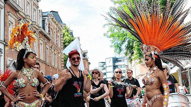 Die &bdquo;Bateria Caliente&ldquo; auf dem Sambafestival in Coburg.