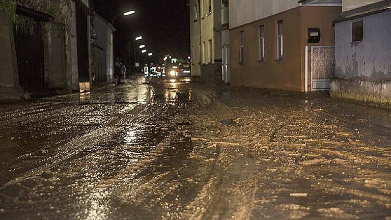 Das Wasser ist weg, der Schlamm bleibt. Gädheim wurde am Freitagabend von einem schweren Gewitter heimgesucht.