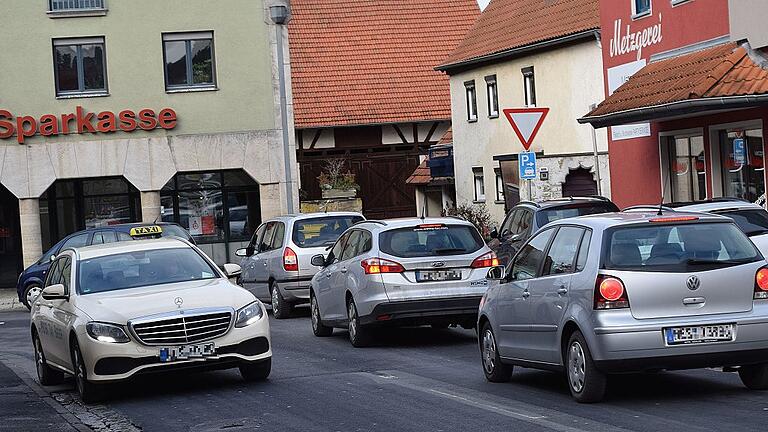 Die Verkehrssituation an der Einmündung der Falltorstraße in die Königshöfer Straße in Herschfeld ist bisweilen chaotisch. Nun werden Lösungen gesucht.