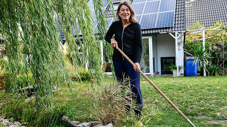 Seit 30 Jahren will Gerti Holl die Umwelt schützen. Deshalb will sie ihren Garten so gestalten, dass er vielen Tieren als Lebensraum dient. Im Hintergrund ist die Photovoltaik-Anlage zu sehen.