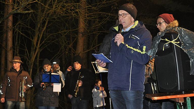 Ermershausens Bürgermeister Günter Pfeiffer begrüßte die Besucher bei der Waldweihnacht an der ehemaligen Grenze zwischen Ermershausen und Schweickershausen.