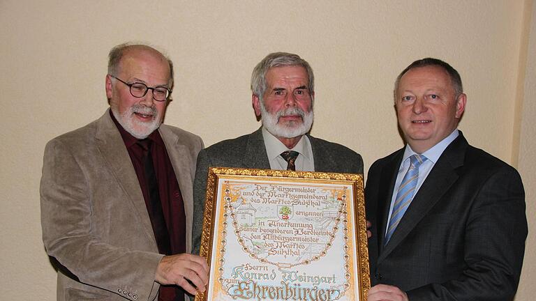 Bürgermeister August Weingart (von links), der neue Ehrenbürger Konrad Weingart und Landrat Thoma Bold. Foto: Hilmar Ruppert - Bürgermeister August Weingart (von links), der neue Ehrenbürger Konrad Weingart und Landrat Thoma Bold. Foto: Hilmar Ruppert Bürgermeister August Weingart (von links), der neue Ehrenbürger Konrad Weingart und Landrat Thoma Bold. Foto: Hilmar Ruppert - Bürgermeister August Weingart (von links), der neue Ehrenbürger Konrad Weingart und Landrat Thoma Bold. Foto: Hilmar Ruppert