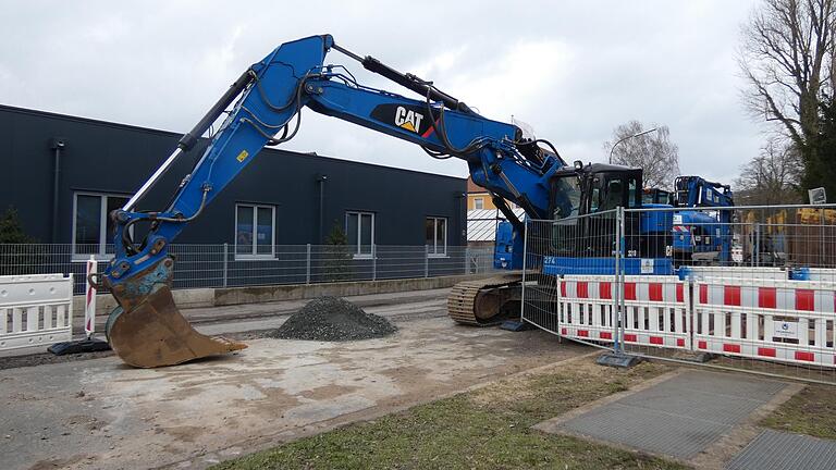 Die Sanierung der Sander Straße in Zeil hat begonnen. In den kommenden zwei Jahren werden in zwei Bauabschnitten der Kanal und die Straße neu hergestellt.