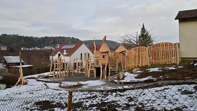 Der erste Teil der Neugestaltung der Außenanlagen des neuen Kindercampus wurden mit viel Eigenleistung Grünsfelder Bürger unter Zusammenarbeit mit dem Verein Naturspur errichtet