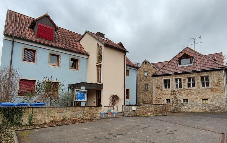 Die Bäume sind gefällt, ab April sollen am Haupthaus (links) die Abbrucharbeiten für die Sanierung der Kindertagesstätte St. Johannes beginnen. Das Marienheim (rechts) wird für einen Erweiterungsbau abgerissen. Die Bäume sind gefällt, ab April sollen am Haupthaus (links) die Abbrucharbeiten für die Sanierung der Kindertagesstätte St. Johannes beginnen. Das Marienheim (rechts) wird für einen Erweiterungsbau abgerissen.