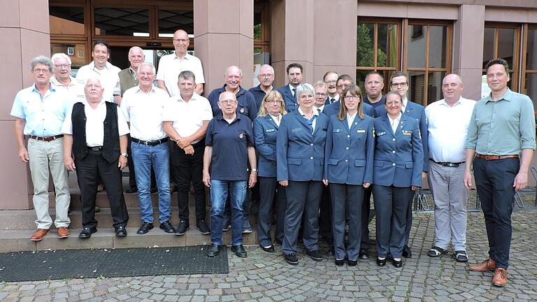 Volksbund-Bezirksgeschäftsführer Oliver Bauer und Lohrs Bürgermeister Mario Paul (beide vorne rechts) zeichnen jahrzehntelange  Sammler für ihren Einsatz für den&nbsp;Volksbund Deutsche Kriegsgräberfürsorge&nbsp;aus.