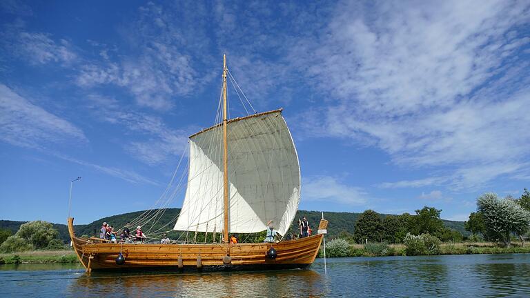 Nachgebautes römisches Handelsschiff &bdquo;Bissula&rdquo; auf der Mosel       -  Die Trierer Forscher kommen den Seerouten antiker Kapitäne näher.