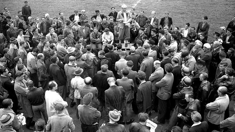 Streikbesprechung der Metaller im August 1954 in Würzburg. Streikbesprechung der Metaller im August 1954 in Würzburg. 