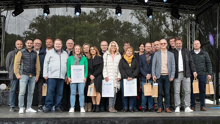 Das Foto zeigt die Geehrten (von links) Volker Weigand, Manuel Stöcker, Norbert Hemmkeppler, Michael Kuhn, Dieter Kleine, Heiko Drexel, Marion Schmittner, Ines Bozesan, Atiye Erensay, Michael Schneider, Ilke Weiß, Matthias Noé, Iris Ziermann, Claudia Schmidt, Sven Weichsel, Andreas Fiedler, Jakob Falkenstern, Andreas Brohm, Florian Ott, Bernd Warnemünde und Julian Böpple.