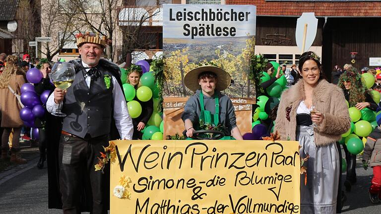 Das Prinzenpaar: Simone die Blumige und Matthias der Vollmundige. - Das Prinzenpaar: Simone die Blumige und Matthias der Vollmundige. Das Prinzenpaar: Simone die Blumige und Matthias der Vollmundige. - Das Prinzenpaar: Simone die Blumige und Matthias der Vollmundige.