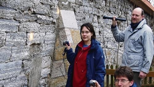 „Bewaffnet“ mit Taschenlampen und Notizblock suchten der BN-Fledermaus-Beauftragte für den Landkreis Rhön-Grabfeld, Georg Warnke (rechts), Claudia Beyer und Matthias Hammer auch die Außenwände größerer Kellergewölbe ab, denn der relativ milde Winter hat nicht wenige Fledermäuse dazu veranlasst, ihren Winterschlaf in einer Spalte oder Steinritze der Außenfassade zu halten. „Bewaffnet“ mit Taschenlampen und Notizblock suchten der BN-Fledermaus-Beauftragte für den Landkreis Rhön-Grabfeld, Georg Warnke (rechts), Claudia Beyer und Matthias Hammer auch die Außenwände größerer Kellergewölbe ab, denn der relativ milde Winter hat nicht wenige Fledermäuse dazu veranlasst, ihren Winterschlaf in einer Spalte oder Steinritze der Außenfassade zu halten.